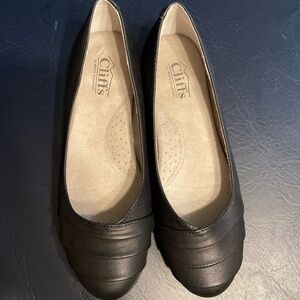 Cliffs Black Flats with Cushioned Insoles